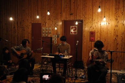 珍しい編成でパフォーマンスを行ったQUATTROの岩本岳士（写真中央）、松坂勇介（写真右）、潮田雄一（写真左）。