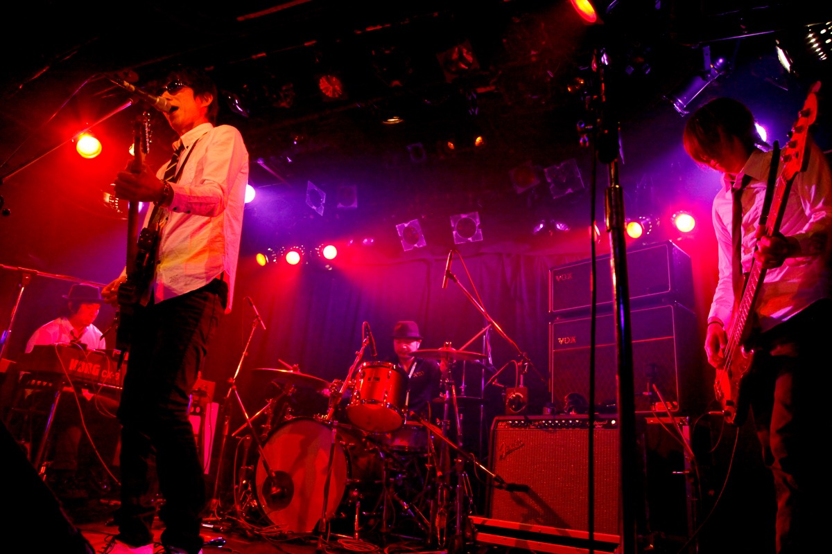 Queに集まった観客を沸かせるNumber the.。写真左から七瀬ミチル（Key）、富澤タク（Vo, G）、外村公敏（Dr）、松澤登（B）。