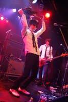 “鬼神社”弾きをキメる富澤タク（写真中央）。