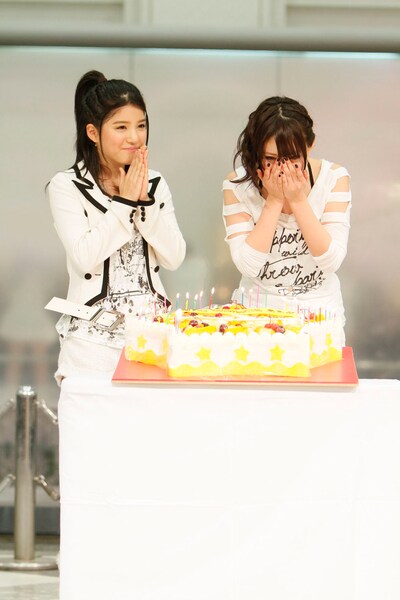 「感極まって泣いちゃいました。何が起こっているのか、頭が真っ白になっちゃいました。ありがと！」と佐武宇綺（右）。