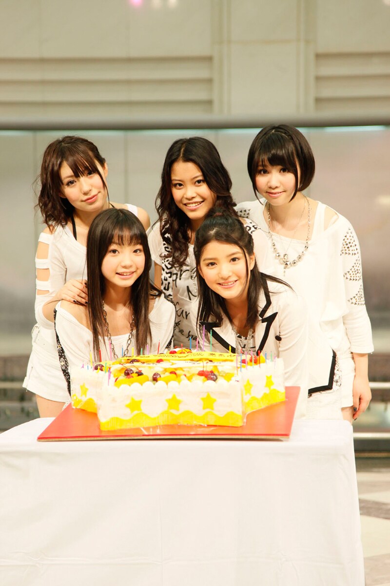 星形のバースデーケーキを前に記念撮影。