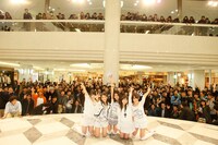 会場に駆けつけたファンと一緒に記念撮影。