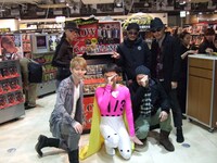 店頭で記念撮影をする1/3マンとFLOW。