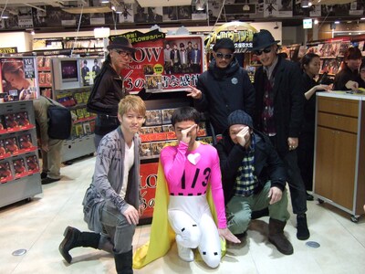店頭で記念撮影をする1/3マンとFLOW。