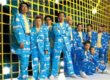 野猿。左から石橋貴明、神波憲人、平山晃哉、木梨憲武、大原隆、飯塚生臣、星野教昭、半田一道、成井一浩、しゃがんでいる2名左から網野高久、高久誠司。