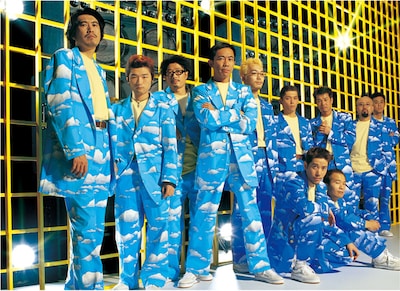 野猿のアーティスト写真。写真左から石橋貴明、神波憲人、平山晃哉、木梨憲武、大原隆、飯塚生臣、星野教昭、半田一道、成井一浩、（しゃがんでいる2名左から）網野高久、高久誠司。