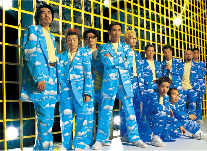 野猿のアーティスト写真。写真左から石橋貴明、神波憲人、平山晃哉、木梨憲武、大原隆、飯塚生臣、星野教昭、半田一道、成井一浩、（しゃがんでいる2名左から）網野高久、高久誠司。