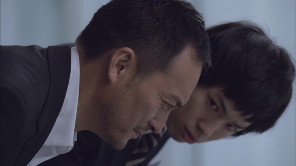 ドコモのスマートフォンCM「ひとりと、ひとつ。walk with you『名刺』」編のワンシーン。