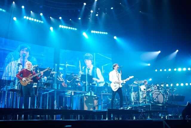 写真は昨日のライブの模様。ナタリーでは後日ライブレポートを掲載予定。