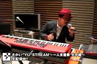 写真は「さかい“YU”STREAM～一人多重奏 生中継～×ナタリーTV」配信中の模様。