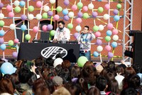 清水翔太のライブパフォーマンスの模様。