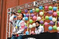 清水翔太のライブパフォーマンスの模様。