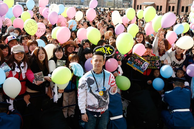 ファンと記念撮影する清水翔太。
