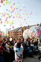 ファンと一緒にバルーンを空に放った瞬間。