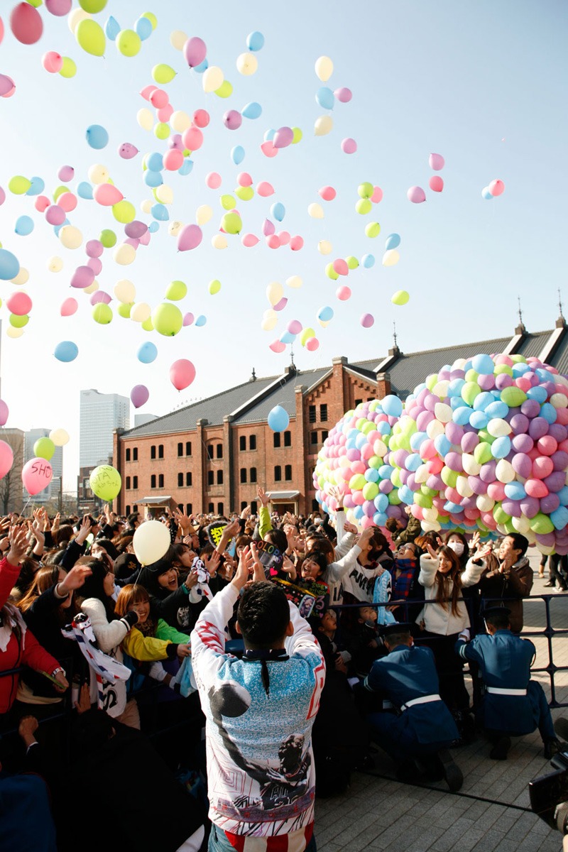 ファンと一緒にバルーンを空に放った瞬間。