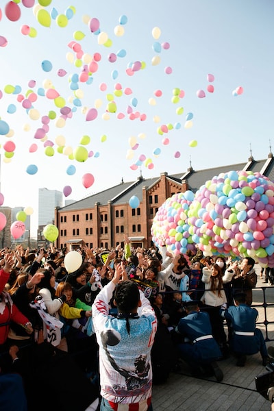 ファンと一緒にバルーンを空に放った瞬間。
