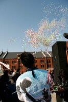 空に放たれた5000個の風船を見送る清水翔太。