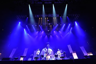 全国ツアー「くるり ニューアルバム発売記念ツアー ～言葉にならしまへん、笑顔を見しとくれやしまへんやろか～」日本武道館公演の模様。