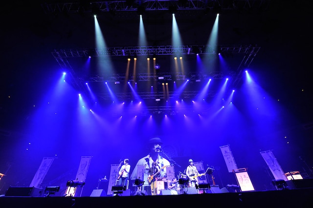 全国ツアー「くるり ニューアルバム発売記念ツアー ～言葉にならしまへん、笑顔を見しとくれやしまへんやろか～」日本武道館公演の模様。