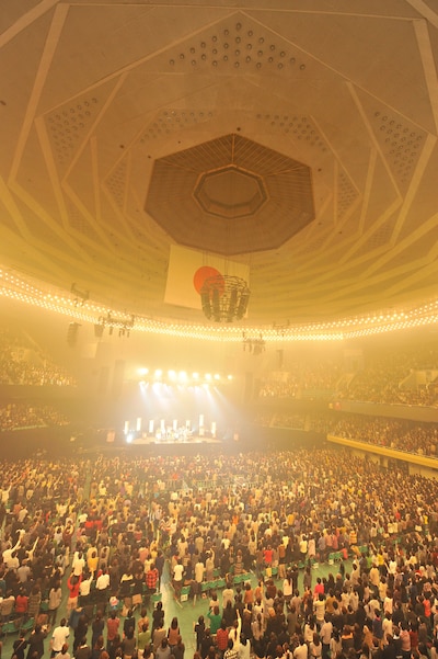 全国ツアー「くるり ニューアルバム発売記念ツアー ～言葉にならしまへん、笑顔を見しとくれやしまへんやろか～」日本武道館公演の模様。