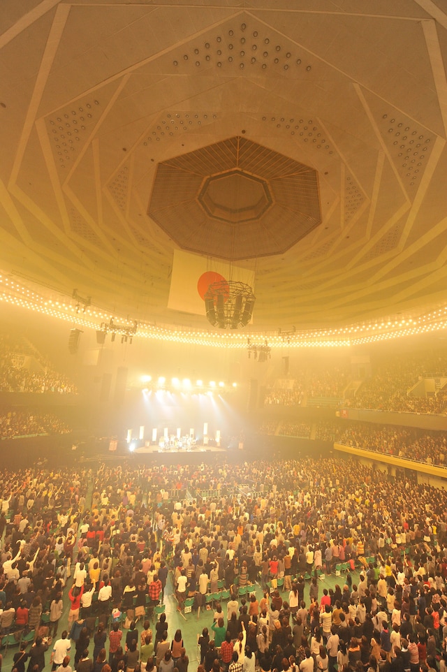 全国ツアー「くるり ニューアルバム発売記念ツアー ～言葉にならしまへん、笑顔を見しとくれやしまへんやろか～」日本武道館公演の模様。