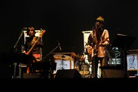 全国ツアー「くるり ニューアルバム発売記念ツアー ～言葉にならしまへん、笑顔を見しとくれやしまへんやろか～」日本武道館公演の模様。