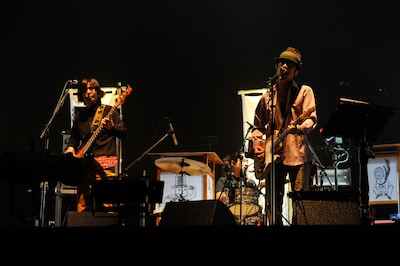 全国ツアー「くるり ニューアルバム発売記念ツアー ～言葉にならしまへん、笑顔を見しとくれやしまへんやろか～」日本武道館公演の模様。