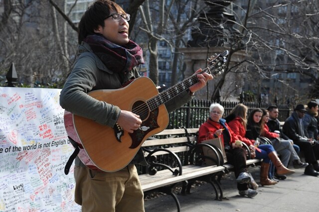 写真は2月26日正午（現地時間）にニューヨーク・ソーホーの街角で行った路上ライブの模様。