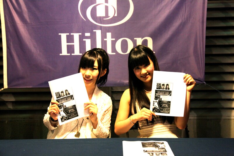 岩佐美咲（写真左）と鈴木まりや（右）。