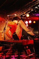 写真集「モンゼツ!! 生キノコ図録」より、マリアンヌ東雲の悩殺ショット。