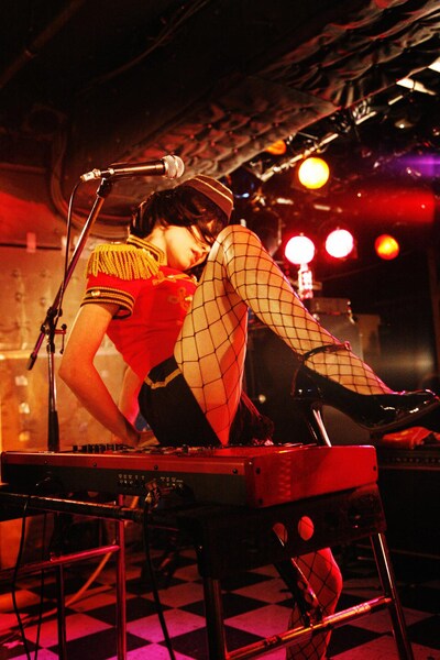 写真集「モンゼツ!! 生キノコ図録」に収められたマリアンヌ東雲のセクシーショット。