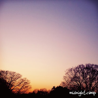 写真は1stミニアルバム「midnight camp」ジャケット。