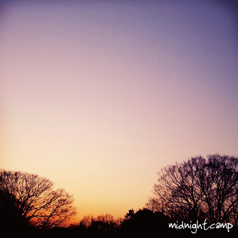写真は1stミニアルバム「midnight camp」ジャケット。