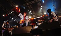 シングル初回限定盤には「COUNTDOWN JAPAN 10/11」のライブ映像（写真）を収めたDVDと、メンバー着用のハッピが当たる応募用紙が同梱。