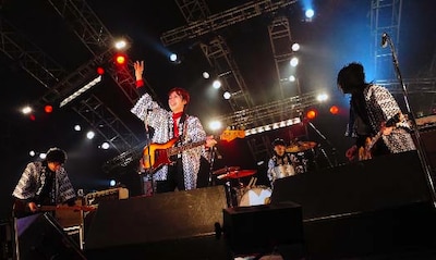シングル初回限定盤には「COUNTDOWN JAPAN 10/11」のライブ映像（写真）を収めたDVDと、メンバー着用のハッピが当たる応募用紙が同梱。