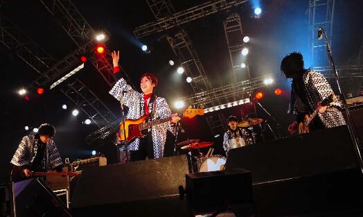 シングル初回限定盤には「COUNTDOWN JAPAN 10/11」のライブ映像(写真)を収めたDVDと、メンバー着用のハッピが当たる応募用紙が同梱。
