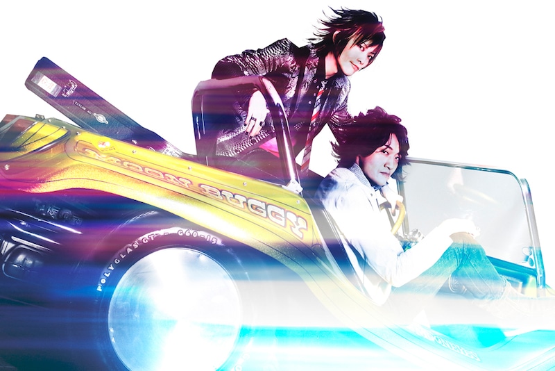 写真はGRANRODEO。手前で座っているのがe-ZUKA。