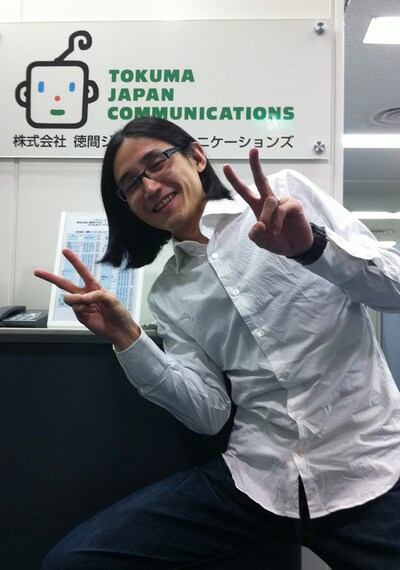 新天地となる徳間ジャパンコミュニケーションズの受付で満面の笑顔を浮かべるミドリカワ書房。