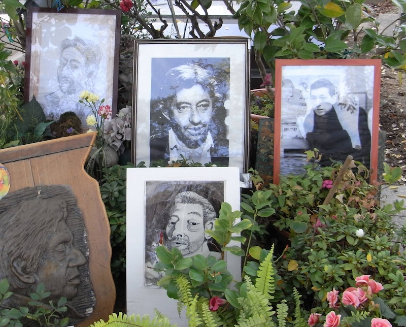 写真やイラストが並べられたセルジュ・ゲンスブールの墓。ちなみにイベント前日の4月2日はゲンスブールの誕生日だ。