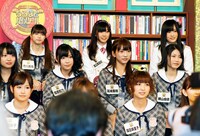 今週の人気の画像7位は「AKB48『なるほど！ハイスクール』レギュラー化に意気込み」より、出演者写真。