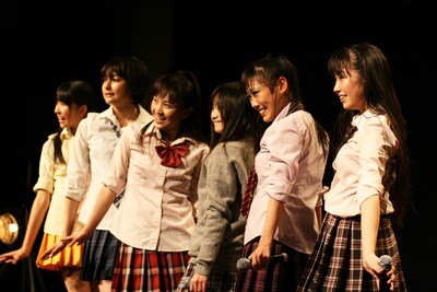 「石丸最後のステージ！～今までありがとうございました～140（イシマル） LIVE  FINAL!」の様子。ライブは最小限の照明のみ使用して行われた。