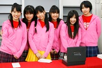 「チャリティ物販」を行ったももいろクローバーの6人。左から高城れに、佐々木彩夏、玉井詩織、百田夏菜子、有安杏果、早見あかり。