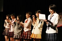 「～試練の七番勝負～」対戦相手を読み上げる早見あかり（写真手前）。