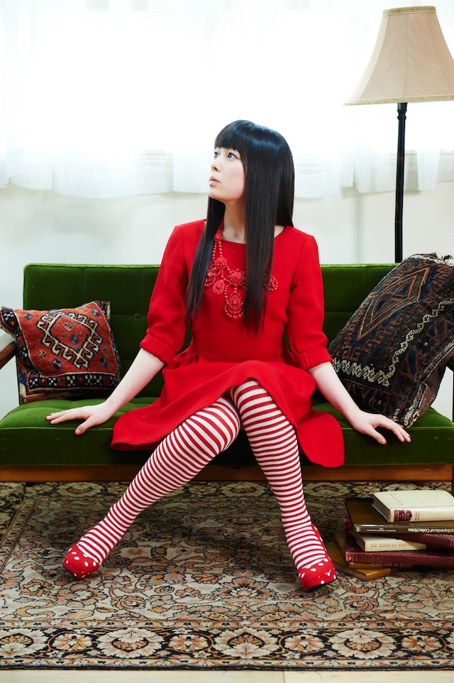 シングル「こどなの階段」には、このほかG.RINA、矢野博康、冨田謙、西寺郷太、土岐麻子、奥田健介といった豪華アーティストも制作で参加（写真は南波志帆）。