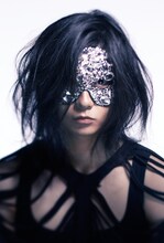 Cinemaglamのメンバーのうち、顔写真が公開されているのはボーカル＆パフォーマンス担当のMのみ。