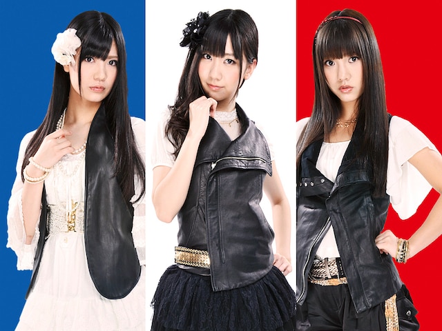 フレンチ・キス。写真左から倉持明日香、柏木由紀、高城亜樹。