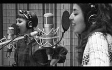 写真は福原美穂とAIのレコーディングの模様。