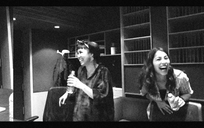 写真は福原美穂とAIのレコーディングの模様。
