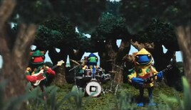 tacica新作収録曲PVでメンバー3人がカエルに変身