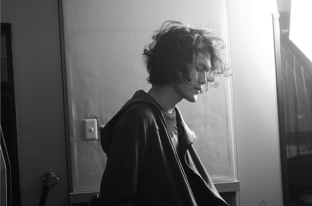 LESSTHAN*新コレクションの衣装に身を包む菅原卓郎。